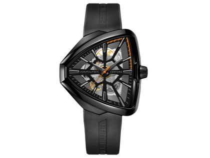 Hamilton Ventura Skeleton Auto Limited Edition Edelstahl PVD-Schwarz 42x45mm skelettiertes Zifferblatt schwarzes Kautschukband – Herrenuhren Uhr ohne Datum aus Edelstahl und PVD beschichtet. Das Gehäuse ist sonstige Form und schwarz. Das Kautschuk / Kunststoff / Silikon Armband ist schwarz. Das Zifferblatt ist skelettiert und schwarz.