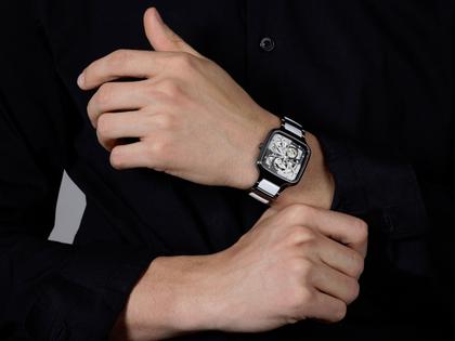 Rado True Square Open Heart Diamonds Automatik Keramik 38mm schwarzes Zifferblatt schwarzes Keramikband limitiert – Herrenuhren Uhr ohne Datum aus Keramik und Titan. Das Gehäuse ist quadratisch und schwarz. Das Keramikarmband ist schwarz. Das Zifferblatt ist skelettiert und schwarz. – Ansicht 6