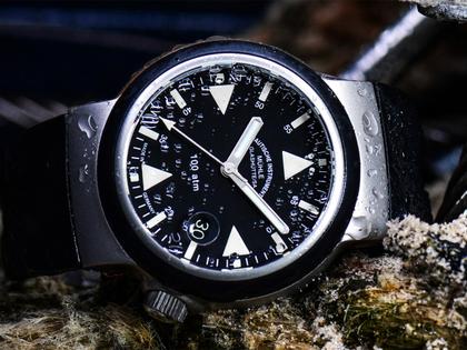 Mühle Glashütte S.A.R. Rescue-Timer Automatik Edelstahl 42mm schwarzes Zifferblatt schwarzes Kautschukband – Herrenuhren Uhr mit Datum aus Edelstahl und Kautschuk. Das Gehäuse ist rund und silber. Das Kautschuk / Kunststoff / Silikon Armband ist schwarz. Das Zifferblatt ist ein Index in schwarz. – Ansicht 6