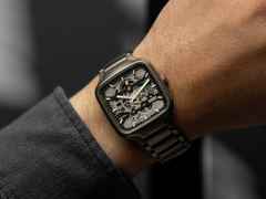 Rado True Square Skeleton Automatik Keramik 38mm skelettiertes Zifferblatt schwarzes Keramikband – Herrenuhren Uhr ohne Datum aus Keramik und Titan. Das Gehäuse ist quadratisch und grau. Das Keramikarmband ist schwarz. Das Zifferblatt ist skelettiert und schwarz. – Ansicht 6