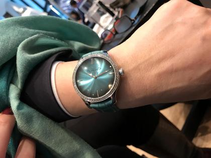 H. Moser & Cie. Endeavour Centre Seconds Diamonds Purity Blue Lagoon Automatic Edelstahl 38mm blaues Zifferblatt schwarzes Lederband – Damenuhren Uhr ohne Datum aus Edelstahl. Das Gehäuse ist rund und silber. Das Lederarmband Kroko / Alligator ist braun. Das Zifferblatt ist ein Index in blau. – Ansicht 2