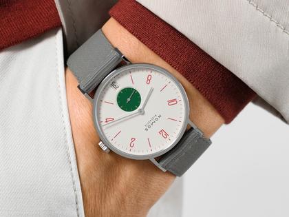 Nomos Glashütte Tangente 38 Datum "175 Years Watchmaking - Go" Handaufzug Edelstahl cremeweißes Zifferblatt graues Textilband Glasboden – Herrenuhren Uhr mit Datum aus Edelstahl. Das Gehäuse ist rund und silber. Das Textilarmband ist grau. Das Zifferblatt ist arabisch Index und beige. – Ansicht 6