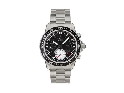 Herrenuhren Chronograph aus Edelstahl. Das Gehäuse ist rund und grau. Das Edelstahlarmband ist grau. Das Zifferblatt ist ein Index in schwarz.