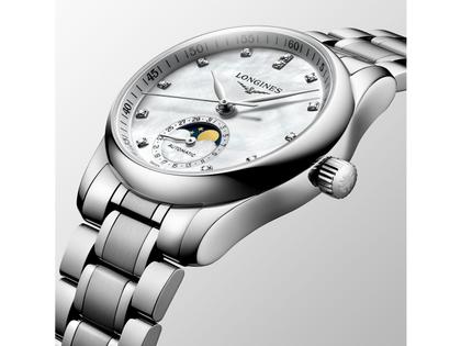 Longines Master Collection Automatik Edelstahl 34mm weißes Perlmutt-Zifferblatt mit Diamanten Metallband – Damenuhren Uhr mit Datum aus Edelstahl. Das Gehäuse ist rund und silber. Das Edelstahlarmband ist silber. Das Zifferblatt ist ein Index in weiß. – Ansicht 4