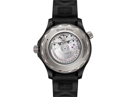 Omega Seamaster Diver 300M Automatik Keramik Titan 43,5mm schwarzes Zifferblatt schwarzes Kautschukband – Herrenuhren Uhr ohne Datum aus Keramik und Titan. Das Gehäuse ist rund und schwarz. Das Kautschuk / Kunststoff / Silikon Armband ist schwarz. Das Zifferblatt ist ein Index in schwarz. – Ansicht 3