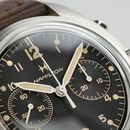 Hamilton Khaki Aviation Pilot Pioneer Mechanical Chrono Handaufzug Edelstahl 40mm schwarzes Zifferblatt braunes Lederband – Herrenuhren Chronograph aus Edelstahl und Leder. Das Gehäuse ist rund und silber. Das Lederarmband ist braun. Das Zifferblatt ist arabisch Index und schwarz. – Ansicht 4