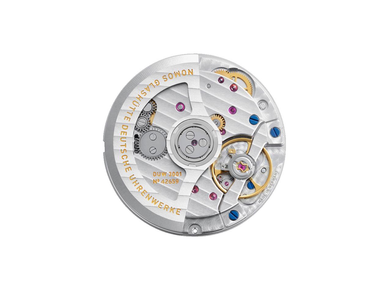 Nomos Glashütte Orion neomatik 39 New Black Automatik Edelstahl 39mm schwarzes Zifferblatt schwarzes Lederband Glasboden – Herrenuhren Uhr ohne Datum aus Edelstahl, Leder und rhodiniert. Das Gehäuse ist rund und silber. Das Lederarmband ist schwarz. Das Zifferblatt ist ein Index in schwarz. – Ansicht 7