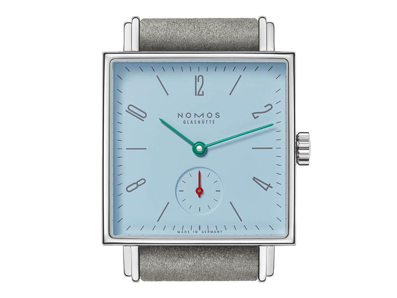 Nomos Glashütte Tetra Petit Four Azur Handaufzug Edelstahl 29mm blaues Zifferblatt graues Lederband Stahlboden – Damenuhren Uhr ohne Datum aus Edelstahl. Das Gehäuse ist quadratisch und silber. Das Lederarmband ist grau. Das Zifferblatt ist arabisch Index und blau. – Ansicht 5