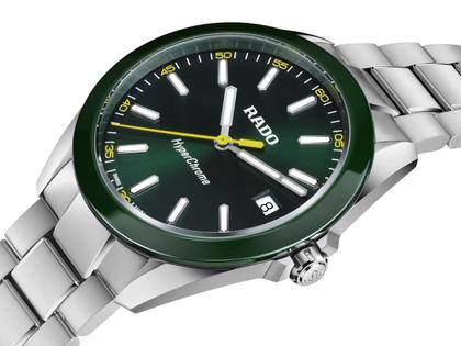 Rado HyperChrome Quarz Edelstahl 41,5mm grünes Zifferblatt Metallband – Herrenuhren Uhr mit Datum aus Edelstahl und Keramik. Das Gehäuse ist rund und silber. Das Edelstahlarmband ist silber. Das Zifferblatt ist ein Index in grün. – Ansicht 2