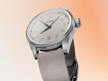 Oris ProPilot Date Automatik Edelstahl 41mm graues Zifferblatt graues Lederband – Herrenuhren Uhr mit Datum aus Edelstahl und Leder. Das Gehäuse ist rund und silber. Das Lederarmband ist grau. Das Zifferblatt ist arabisch und grau. – Ansicht 7