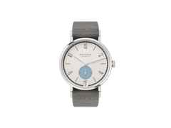 Nomos Glashütte Tangente 38 Datum "175 Years Watchmaking - Schneesturm" Handaufzug Edelstahl cremeweißes Zifferblatt graues Textilband Glasboden – Herrenuhren Uhr mit Datum aus Edelstahl. Das Gehäuse ist rund und silber. Das Textilarmband ist grau. Das Zifferblatt ist arabisch Index und beige.