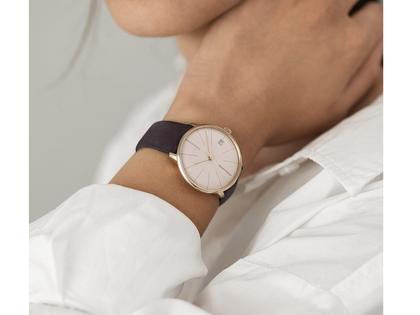 Junghans Meister fein Kleine Automatic Edelstahl PVD-Gelbgold 35mm rosa Zifferblatt auberginefarbenes Lederband – Damenuhren Uhr mit Datum aus Edelstahl und PVD beschichtet. Das Gehäuse ist rund und gelbgold. Das Lederarmband ist lila. Das Zifferblatt ist ein Index in rosa. – Ansicht 2
