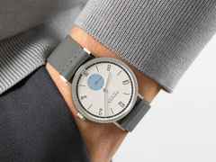 Nomos Glashütte Tangente 38 Datum "175 Years Watchmaking - Schneesturm" Handaufzug Edelstahl cremeweißes Zifferblatt graues Textilband Glasboden – Herrenuhren Uhr mit Datum aus Edelstahl. Das Gehäuse ist rund und silber. Das Textilarmband ist grau. Das Zifferblatt ist arabisch Index und beige. – Ansicht 7