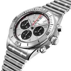 Breitling Chronomat B01 42 Automatik Edelstahl silbernes Zifferblatt Metallband – Herrenuhren Chronograph aus Edelstahl. Das Gehäuse ist rund und silber. Das Edelstahlarmband ist silber. Das Zifferblatt ist ein Index in silber. – Ansicht 3