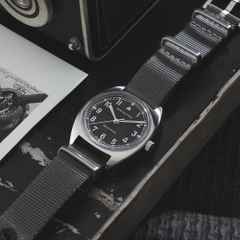 Hamilton Khaki Aviation Pilot Pioneer Mechanical Handaufzug Edelstahl 36x33mm graues Zifferblatt graues Textilband – Herrenuhren Uhr ohne Datum aus Edelstahl. Das Gehäuse ist rund und silber. Das Textilarmband ist grau. Das Zifferblatt ist arabisch und schwarz. – Ansicht 6