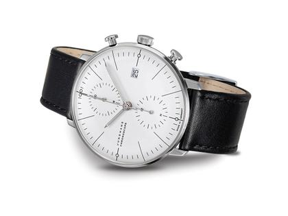 Junghans Max Bill Chronoscope Automatik Edelstahl 40mm silbernes Zifferblatt schwarzes Lederband – Herrenuhren Chronograph aus Edelstahl. Das Gehäuse ist rund und silber. Das Lederarmband ist schwarz. Das Zifferblatt ist ein Index in silber. – Ansicht 4