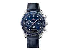 Omega Speedmaster Mondphase Automatik Edelstahl 44mm blaues Zifferblatt blaues Lederband – Herrenuhren Chronograph aus Edelstahl und Keramik. Das Gehäuse ist rund und silber. Das Lederarmband Kroko / Alligator ist blau. Das Zifferblatt ist ein Index in blau.