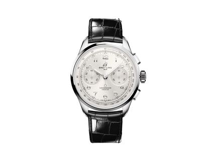 Breitling Premier B09 Chronograph 40 Automatik Edelstahl silberfarbenes Zifferblatt schwarzes Lederband – Herrenuhren Chronograph aus Edelstahl und Leder. Das Gehäuse ist rund und silber. Das Lederarmband Kroko / Alligator ist schwarz. Das Zifferblatt ist arabisch und silber.