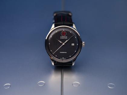 Union Glashütte Noramis Datum Paul Pietsch Sonderedition Automatik Edelstahl 40mm schwarzes Zifferblatt schwarzes Lederband – Herrenuhren Uhr mit Datum aus Edelstahl. Das Gehäuse ist rund und silber. Das Lederarmband ist schwarz. Das Zifferblatt ist ein Index in schwarz. – Ansicht 2