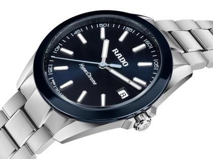Rado HyperChrome Quarz Edelstahl 41,5mm blaues Zifferblatt Metallband – Herrenuhren Uhr mit Datum aus Edelstahl und Keramik. Das Gehäuse ist rund und silber. Das Edelstahlarmband ist silber. Das Zifferblatt ist ein Index in blau. – Ansicht 2