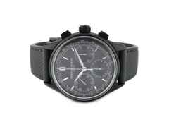 Frederique Constant Flyback Chronograph Manufacture Automatik Titan PVD-Schwarz 42mm schwarzes Zifferblatt Kautschukband FC-760DG4TH6 Full Set Occasion Neu – Herrenuhren Uhr mit Datum aus PVD beschichtet und Titan. Das Gehäuse ist rund und schwarz. Das Kautschuk / Kunststoff / Silikon Armband ist anthrazit. Das Zifferblatt ist ein Index in anthrazit.