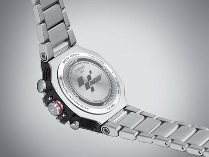 Tissot T-Race MotoGP                2022 Chronograph Limited Edition  Quarz – Herrenuhren Chronograph aus Edelstahl und PVD beschichtet. Das Gehäuse ist rund und silber. Das Edelstahlarmband ist silber. Das Zifferblatt ist arabisch Index und schwarz. – Ansicht 3