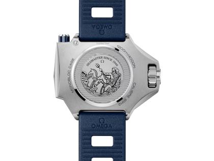 Omega Seamaster Ploprof 1200M Automatik Edelstahl 55x45mm blaues Zifferblatt blaues Kautschukband Summer Blue – Herrenuhren Uhr ohne Datum aus Edelstahl und Kautschuk. Das Gehäuse ist rund und silber. Das Kautschuk / Kunststoff / Silikon Armband ist blau. Das Zifferblatt ist ein Index in blau. – Ansicht 2