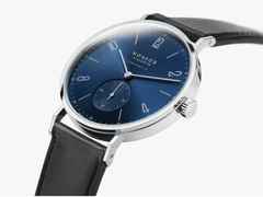 Nomos Glashütte Tangente 39 neomatik Blaugold Automatik Edelstahl 39mm blaues Zifferblatt schwarzes Lederband Glasboden – Herrenuhren Uhr ohne Datum aus Edelstahl. Das Gehäuse ist rund und silber. Das Lederarmband ist schwarz. Das Zifferblatt ist arabisch Index und blau. – Ansicht 2