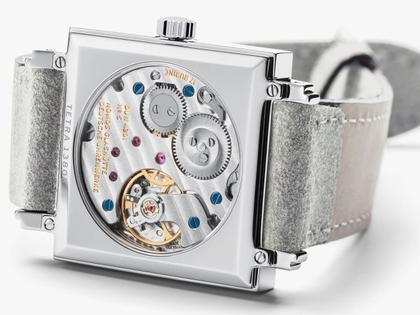 Nomos Glashütte Tetra Berliner Mischung Kleene Handaufzug Edelstahl 29mm türkises Zifferblatt graues Lederband – Damenuhren Uhr ohne Datum aus Edelstahl. Das Gehäuse ist quadratisch und silber. Das Lederarmband ist grau. Das Zifferblatt ist arabisch Index und grün. – Ansicht 3