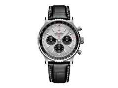 Breitling Navitimer B01 Chronograph 43 Edelstahl silbernes Zifferblatt schwarzes Lederband – Herrenuhren Chronograph aus Edelstahl. Das Gehäuse ist rund und silber. Das Lederarmband Kroko / Alligator ist schwarz. Das Zifferblatt ist ein Index in silber.