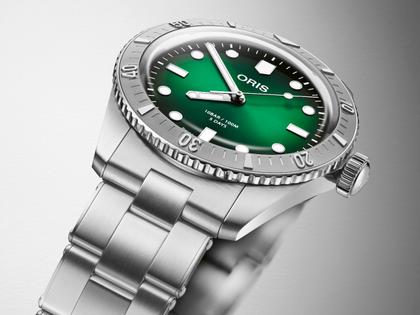 Oris Divers Sixty-Five Calibre 400 Automatik Edelstahl 38mm grünes Zifferblatt Metallband – Herrenuhren Uhr ohne Datum aus Edelstahl. Das Gehäuse ist rund und silber. Das Edelstahlarmband ist silber. Das Zifferblatt ist ein Index in grün. – Ansicht 2