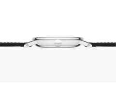 Nomos Glashütte Ludwig 35 75 Jahre Grundgesetz Handaufzug Edelstahl 35mm weißes Zifferblatt schwarzes Lederband limitiert – Damenuhren Uhr ohne Datum aus Edelstahl und Leder. Das Gehäuse ist rund und silber. Das Lederarmband ist schwarz. Das Zifferblatt ist römisch Index und weiß. – Ansicht 3