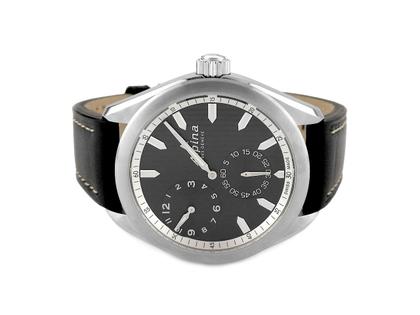 Juwelier Roller Alpiner Regulateur Automatik Edelstahl 45mm schwarz AL-650BBS5E6 Full Set mit Garantie Occasion Neu – Herrenuhren Uhr ohne Datum aus Edelstahl. Das Gehäuse ist rund und silber. Das Lederarmband ist schwarz. Das Zifferblatt ist arabisch Index und schwarz.