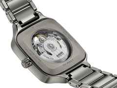 Rado True Square Automatik Skeleton Keramik grau 38mm Keramikband grau – Herrenuhren Uhr ohne Datum aus Keramik und Titan. Das Gehäuse ist quadratisch und grau. Das Keramikarmband ist grau. Das Zifferblatt ist skelettiert und grau. – Ansicht 4