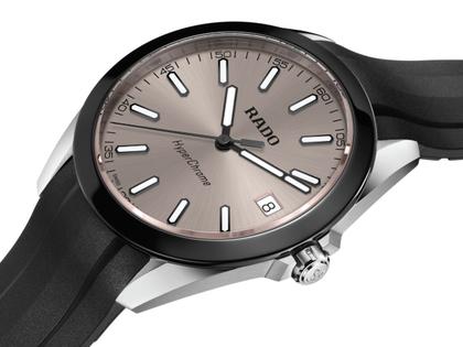 Rado HyperChrome Quarz Edelstahl 41,5mm graues Zifferblatt schwarzes Kautschukband – Herrenuhren Uhr mit Datum aus Edelstahl, Kautschuk und Keramik. Das Gehäuse ist rund und silber. Das Kautschuk / Kunststoff / Silikon Armband ist schwarz. Das Zifferblatt ist ein Index in grau. – Ansicht 2