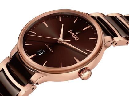 Rado Centrix Automatik Edelstahl Roségold-PVD 39,5mm braunes Zifferblatt Metallband – Herrenuhren Uhr mit Datum aus Edelstahl, Keramik und PVD beschichtet. Das Gehäuse ist rund und roségold. Das Keramikarmband ist braun. Das Zifferblatt ist ein Index in braun. – Ansicht 2