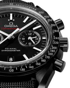 Omega Speedmaster Dark Side of the Moon Chronograph Automatik Keramik 44mm schwarzes Zifferblatt schwarzes Textilband – Herrenuhren Chronograph aus Keramik. Das Gehäuse ist rund und schwarz. Das Textilarmband ist schwarz. Das Zifferblatt ist ein Index in schwarz. – Ansicht 2