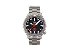 Sinn Spezialuhren U50 Taucheruhr Automatik U-Boot-Stahl 41mm schwarzes Zifferblatt Metallband – Herrenuhren Uhr mit Datum aus Edelstahl. Das Gehäuse ist rund und silber. Das Edelstahlarmband ist silber. Das Zifferblatt ist ein Index in schwarz.