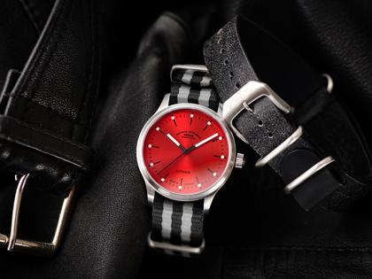 Mühle Glashütte Panova Rot Automatik Edelstahl 40mm schwarz-weißes Textilband – Herrenuhren Uhr ohne Datum aus Edelstahl und Leder. Das Gehäuse ist rund und silber. Das Textilarmband ist schwarz. Das Zifferblatt ist ein Index in rot. – Ansicht 3
