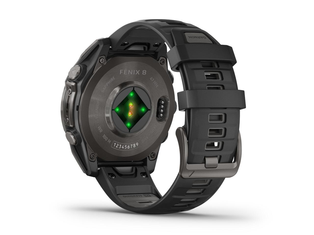Garmin fenix 8 47mm AMOLED faserverstärktes Polymer Titan carbongrau beschichtet schwarzes Kautschukband – Herrenuhren Uhr Multifunktion aus DLC beschichtet, Kautschuk und Titan. Das Gehäuse ist rund und grau. Das Kautschuk / Kunststoff / Silikon Armband ist schwarz. Das Zifferblatt ist digital und schwarz. – Ansicht 4