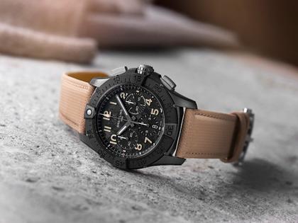 Breitling Avenger B01 Chronograph 42 Automatik Keramik schwarzes Zifferblatt braunes Lederband – Herrenuhren Chronograph aus Carbon, Edelstahl, Keramik und Titan. Das Gehäuse ist rund und schwarz. Das Lederarmband ist braun. Das Zifferblatt ist arabisch Index und schwarz. – Ansicht 3