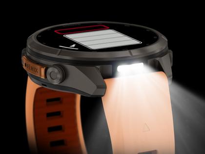 Garmin Fenix 9 Pro inReach Titan 43mm digitales Display orangefarbenes Silikonband – Herrenuhren Uhr Multifunktion aus Kautschuk und Titan. Das Gehäuse ist rund und grau. Das Kautschuk / Kunststoff / Silikon Armband ist orange. Das Zifferblatt ist digital und schwarz. – Ansicht 6