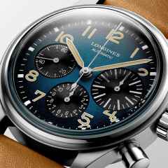 Longines Avigation Bigeye Automatik Titan 41mm blaues Zifferblatt braunes Lederband – Herrenuhren Chronograph aus Titan. Das Gehäuse ist rund und silber. Das Lederarmband ist braun. Das Zifferblatt ist arabisch und blau. – Ansicht 3