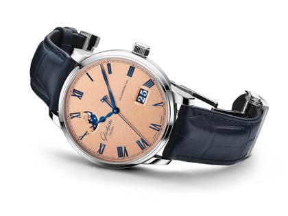 Glashütte Original Senator Excellence Panoramadatum Mondphase Automatik Edelstahl 40mm Frostkupfer Zifferblatt blaues Lederband – Herrenuhren Uhr mit Datum aus Edelstahl und Leder. Das Gehäuse ist rund und silber. Das Lederarmband Kroko / Alligator ist blau. Das Zifferblatt ist römisch und roségold. – Ansicht 2