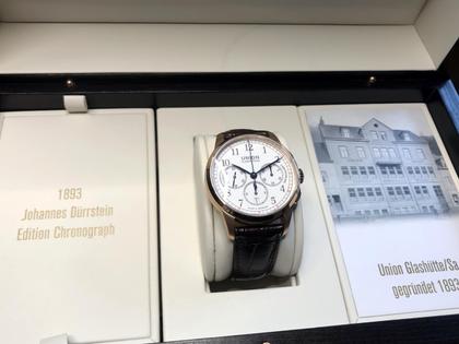 Union Glashütte 1893 Johannes Dürrstein Edition Chronograph Handaufzug Rotgold 41mm weißes Zifferblatt braunes Lederband limitiert – Herrenuhren Chronograph aus 750 Rotgold. Das Gehäuse ist rund und roségold. Das Lederarmband ist braun. Das Zifferblatt ist arabisch und weiß. – Ansicht 2