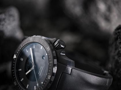 Mühle Glashütte Sea-Timer Blackmotion Automatik Edelstahl PVD-Schwarz 44mm schwarzes Zifferblatt schwarzes Kautschukband – Herrenuhren Uhr mit Datum aus Edelstahl, PVD beschichtet und Titancarbid beschichtet. Das Gehäuse ist rund und schwarz. Das Kautschuk / Kunststoff / Silikon Armband ist schwarz. Das Zifferblatt ist ein Index in schwarz. – Ansicht 4