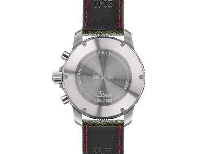 Sinn Spezialuhren 103 St Ty Hd Limited Edition Chronograph Handaufzug Edelstahl 41mm schwarzes Zifferblatt grünes Lederband – Herrenuhren Chronograph aus Edelstahl und Leder. Das Gehäuse ist rund und silber. Das Lederarmband ist grün. Das Zifferblatt ist arabisch Index und schwarz. – Ansicht 3