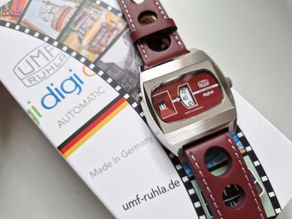 UMF Ruhla Scheibenuhr Automatik mit springender Stunde Edelstahl 41mm rotes Zifferblatt rotes Lederband limitiert – Herrenuhren Uhr ohne Datum aus Edelstahl und Leder. Das Gehäuse ist tonneauform und silber. Das Lederarmband ist rot. Das Zifferblatt ist digital und rot. – Ansicht 3