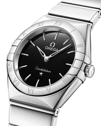 Omega Constellation Quarz Edelstahl  poliert 28mm schwarzes Zifferblatt Metallband – Damenuhren Uhr ohne Datum aus Edelstahl. Das Gehäuse ist rund und silber. Das Edelstahlarmband ist silber. Das Zifferblatt ist ein Index in schwarz. – Ansicht 4