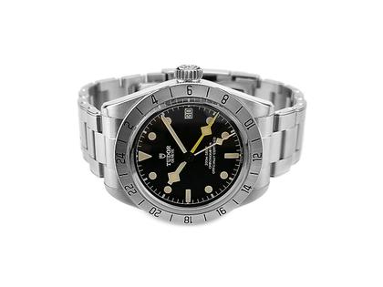 Juwelier Roller Tudor Black Bay Pro Automatik Edelstahl 39mm schwarzes Zifferblatt Metallband M79470-0001 Full Set Occasion – Herrenuhren Uhr mit Datum aus Edelstahl. Das Gehäuse ist rund und silber. Das Edelstahlarmband ist silber. Das Zifferblatt ist ein Index in schwarz.